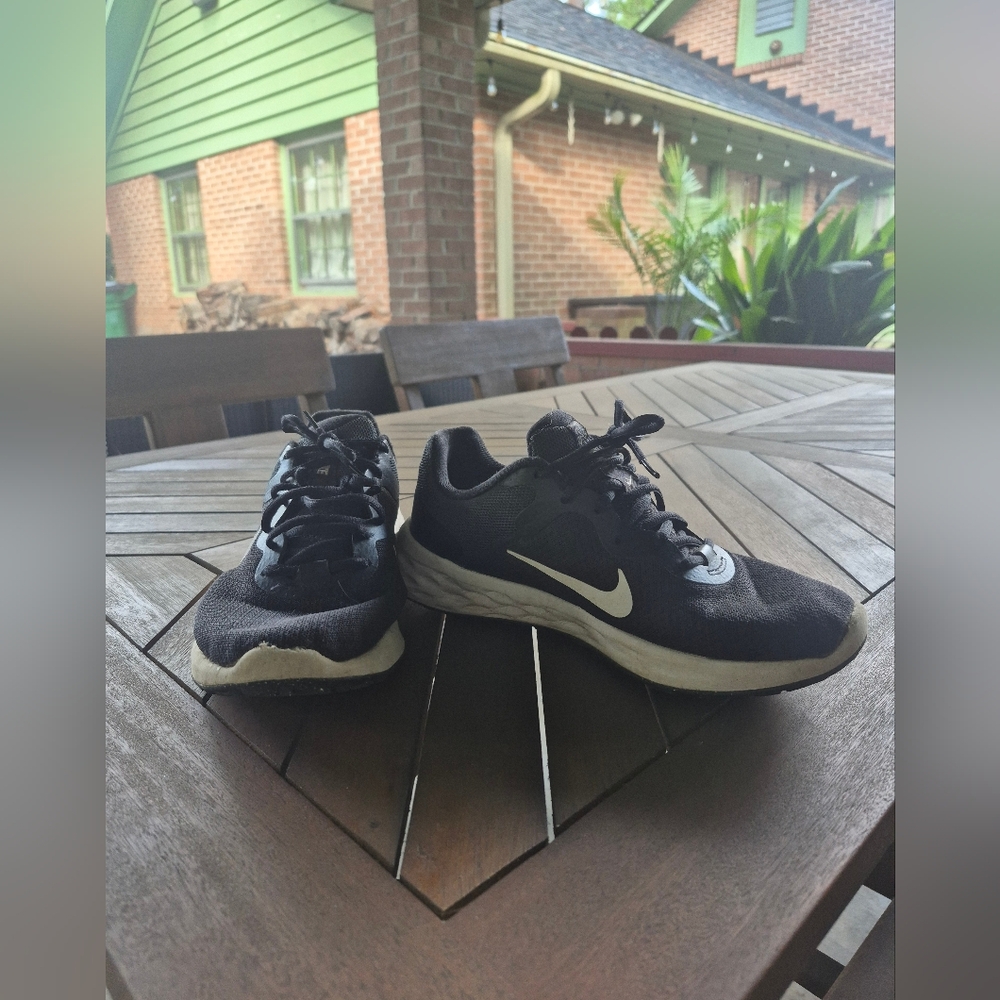 Nike Women's Size 9 Black and White Athletic Shoes